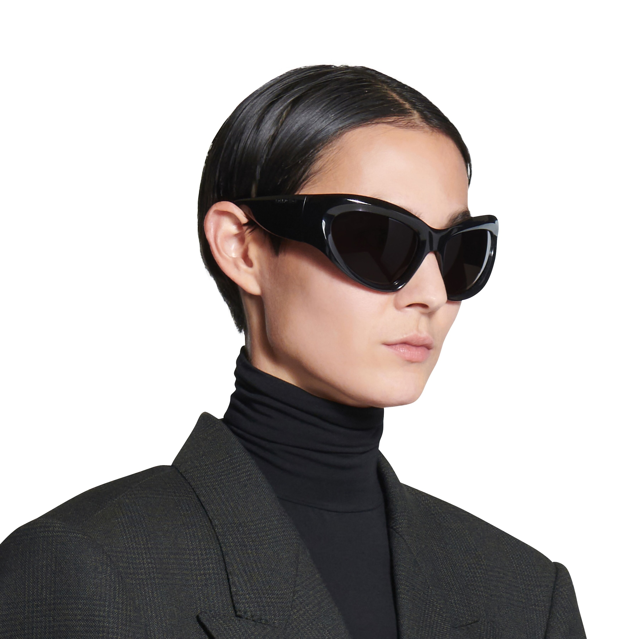 Wrap D-frame Sunglasses in Black - Image 3